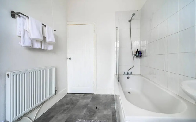 Modern Spacious 2 Bedroom House in Leigh