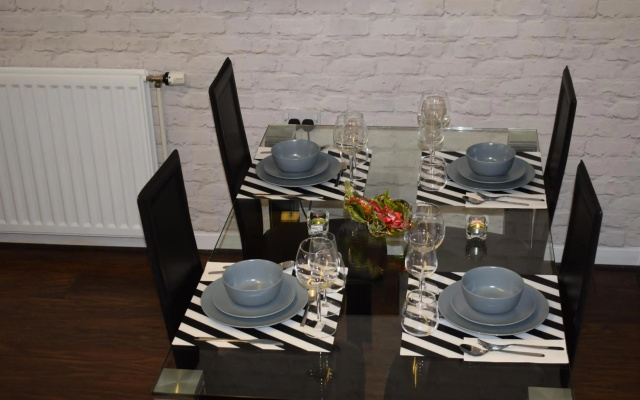 Silverburn new house with free parking and nice garden