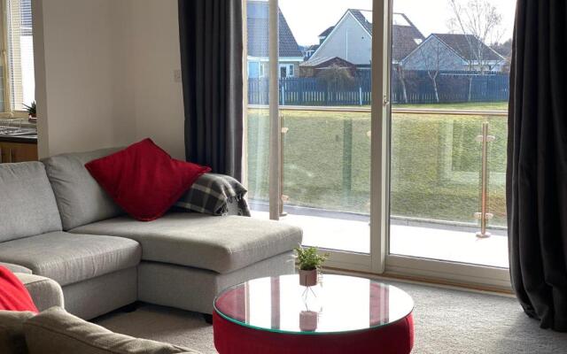 The Duplex Nairn- Spacious 3 Bedroom with sunny balcony