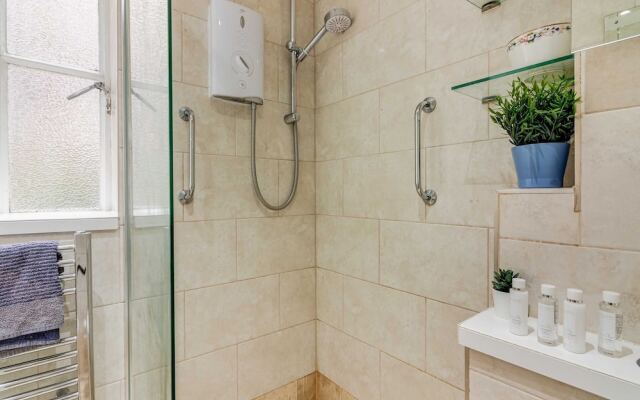 Stylish Chiswick Park Apartment