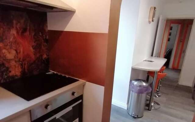 Beach Apartment - Sleeps 4, Garden & Parking