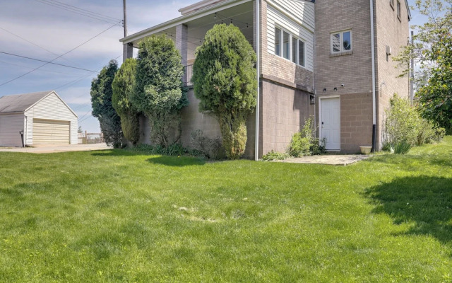 3 Mi to Downtown: Pittsburgh Home w/ Balcony!