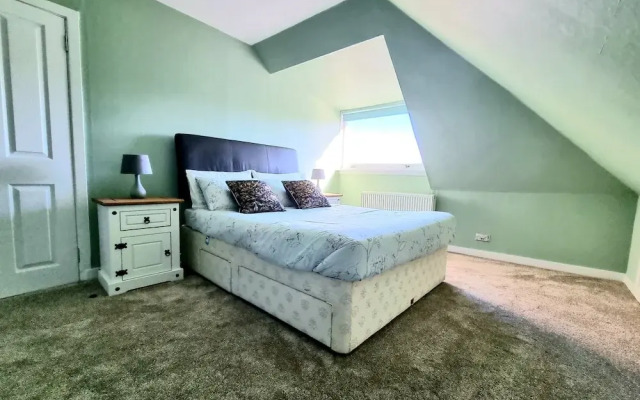 Bright 4 Bed Family Home by the Canal