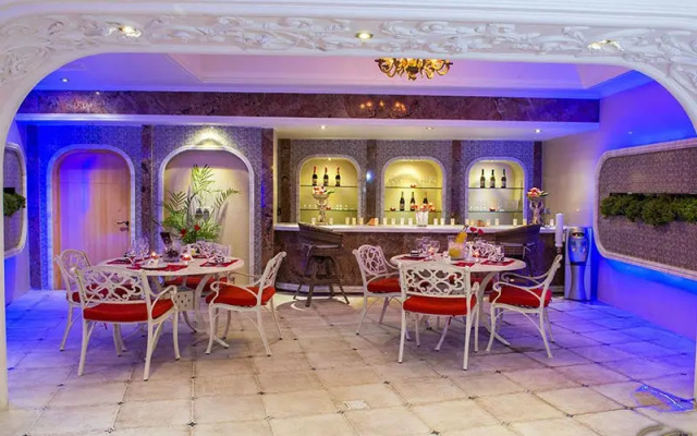 Ghasr Talaee Hotel