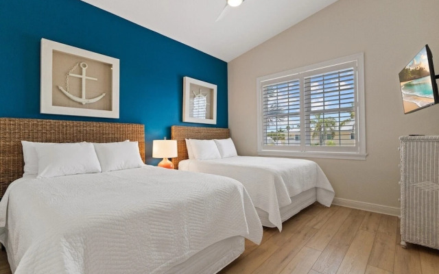 Splash Of Lime 3 Bedroom Home by RedAwning