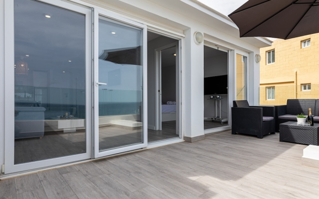 Sea View Apartment 2 Min Walk From the Beach