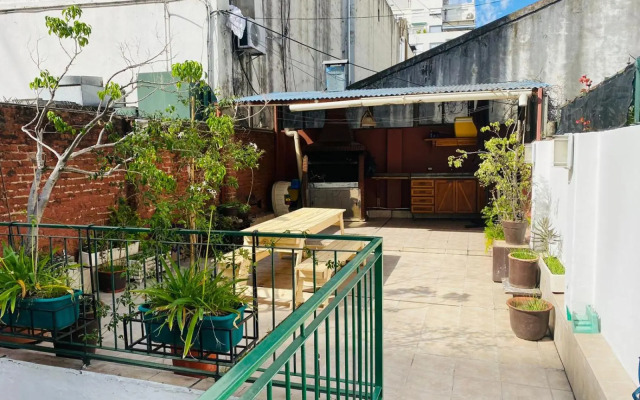 Departamento 3 ambientes con patio, terraza y parrila