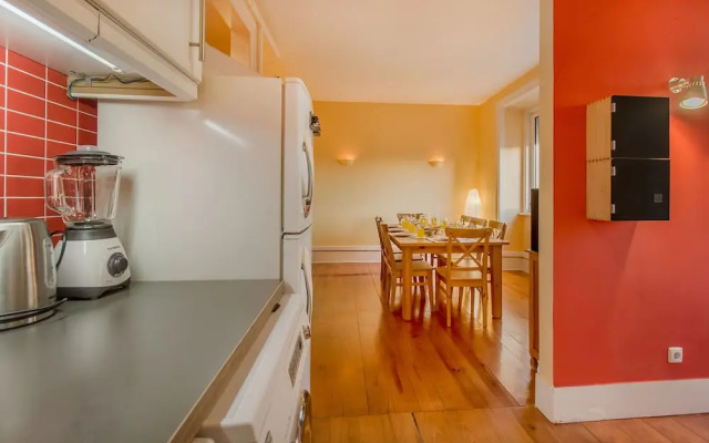 Bright & Beautiful Top Floor Graça Flat