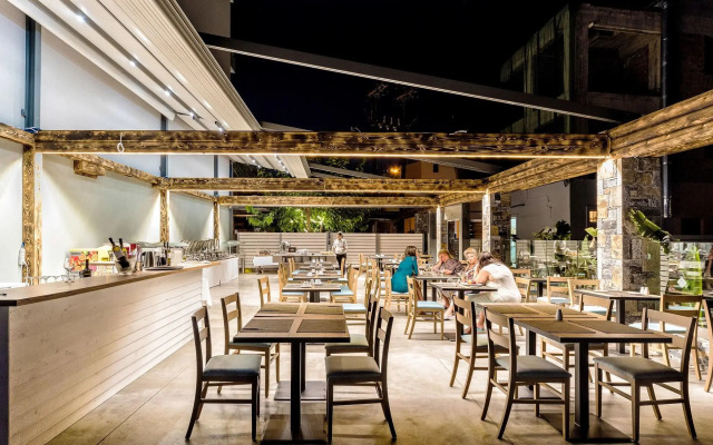 Pollis Hotel