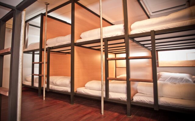 The Arak Bed Bar and Hostel
