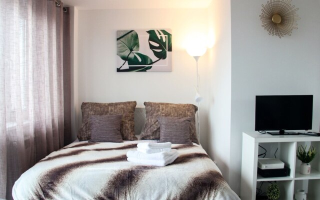 Sunny City Center Apartment