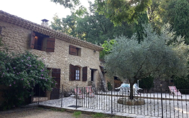 Snug Farmhouse in Provence-alpes-riviera With Swimming Pool