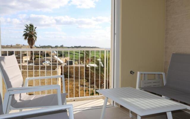 Wileg 4A Luxury Studio Apartment with Shared Swimming Pool.