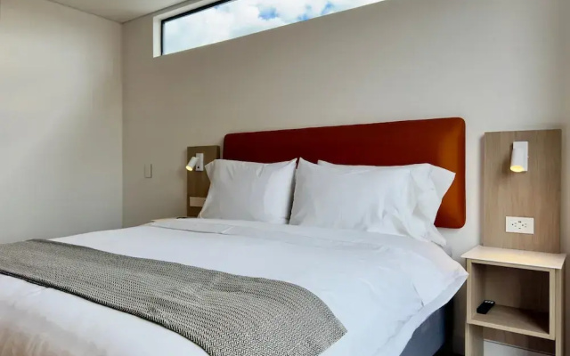 w Cozy 2BR w Balcony in Santa Barbara