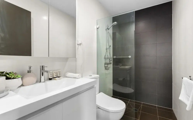 Elegant 1-bed by Riverside Park & Amenities