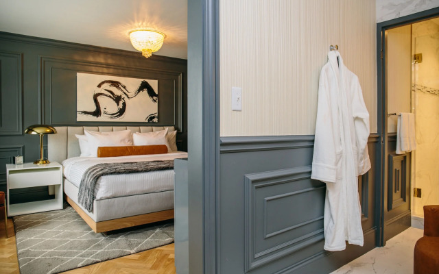 The Drake Oak Brook, Autograph Collection