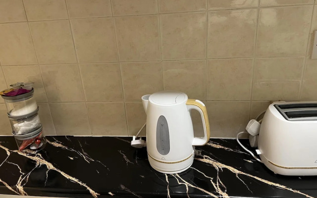 Leicester Aprt-sleeps3-db-tv-wifi