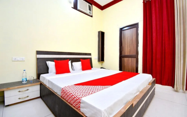 White House By OYO Rooms