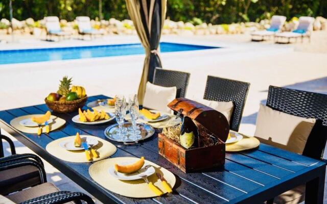 Beautiful 4-bed Villa for up to 10 Guests