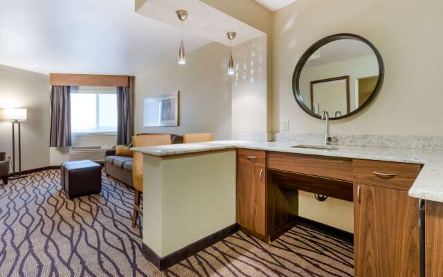 Comfort Inn & Suites Market - Airport