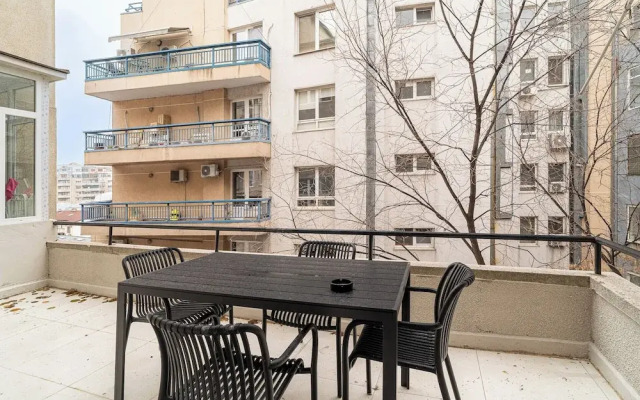 Loggia & Luxe 5BR Penthouse in Universitatii Area