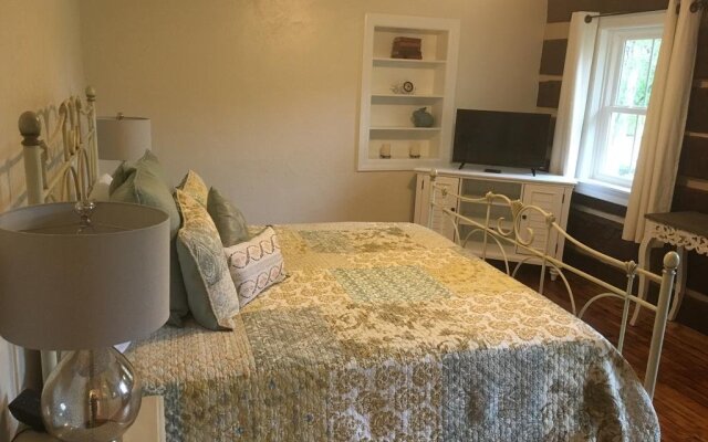 Edgewater Inn & Riverside Grill