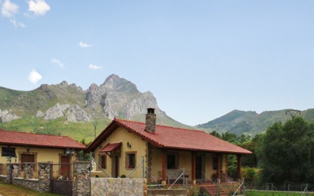 Rustic, 3-bedroom House in Villamanín With a Furnished Terrace, Garden