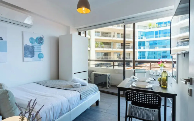 Burst - Chic Studio & Balcony in Larnaca