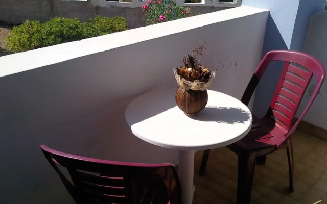 Room in Studio - Rustic and Spacious Studio by the Beach