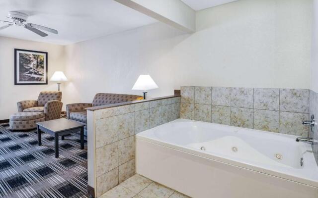 Baymont Inn & Suites - Champaign