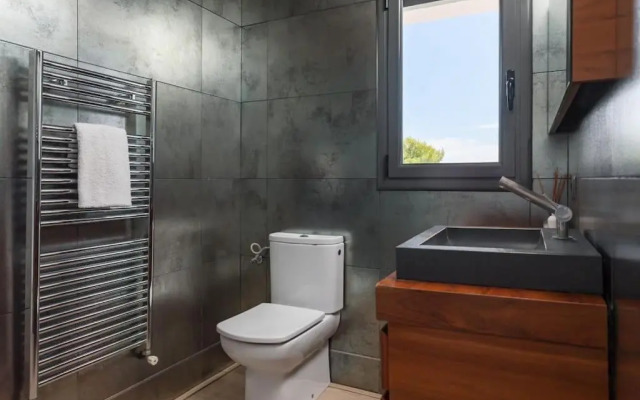 Moderna villa con piscina y amplio jardín