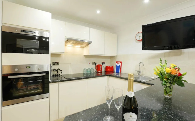 Brighton Getaways-Seaside Patio Apt