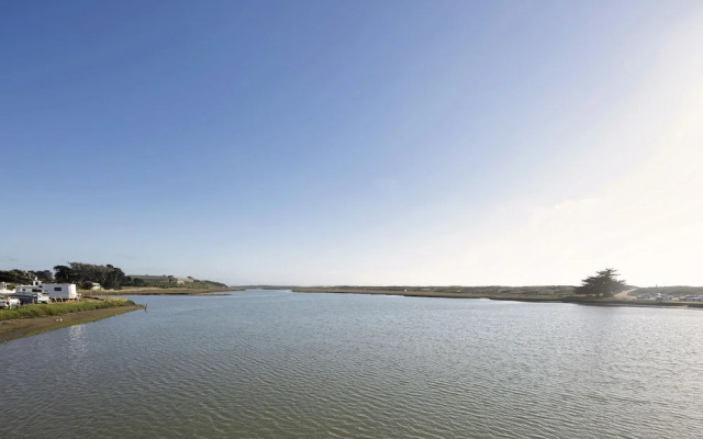 Inn At Moss Landing Point