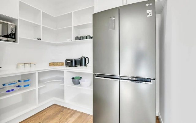 Hideaway on Curran - Modern & Comfy Retreat in CBD Firepit – Kitchen – Orange