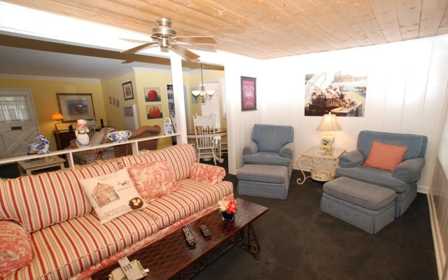 Belvue Lane 68129 by RedAwning