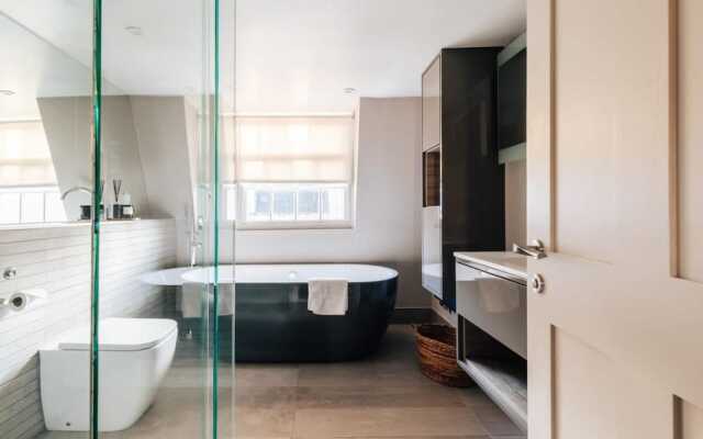 Modern Stylish Central Bath Apartment