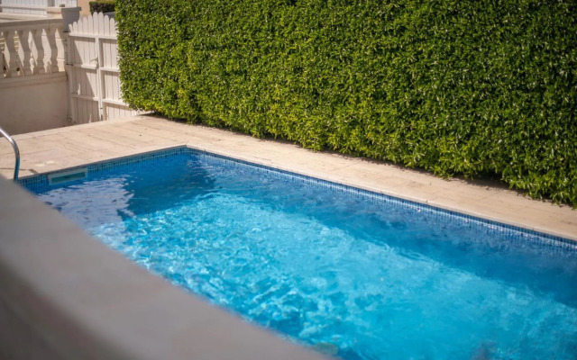 R126 Beachfront Apartment Sant Salvador