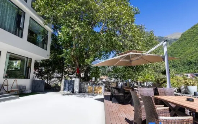Under the black spade tree – Outside – Ngawa