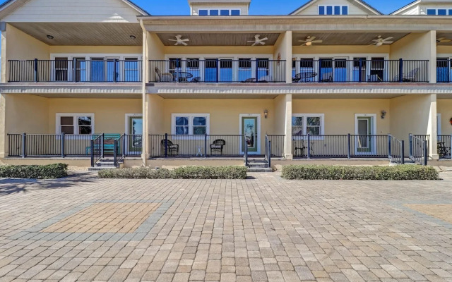 Pet Friendly Condo with Private Parking and Elevator by RedAwning