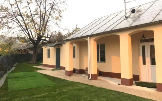 Cozy house with garden close to the city center and Airport Maximum four persons - фото 4