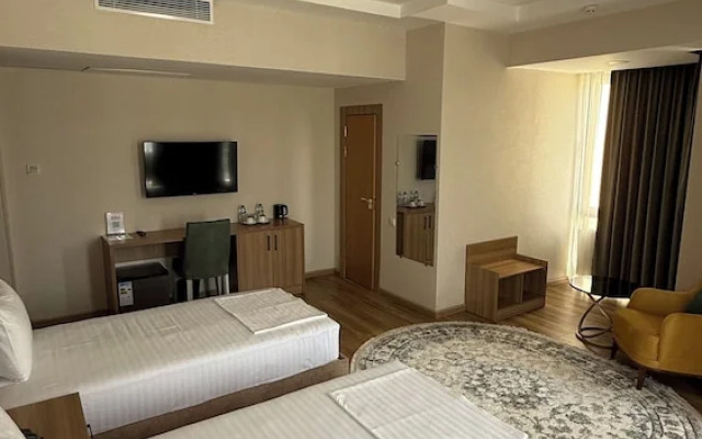 Отель Saroy Gardens