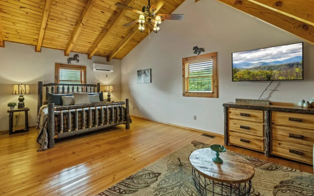 Cabin w/ Hot Tub, Theater & Games!