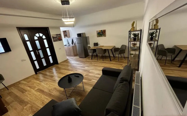 Beautiful Apartment Near Opera in T'bilisi Center