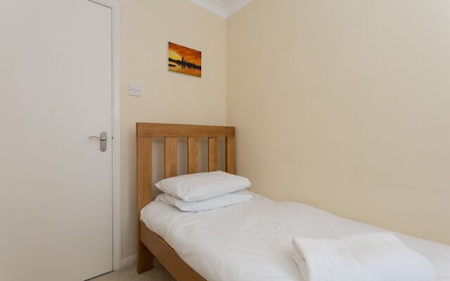 2 Bedroom House Near Wapping Station
