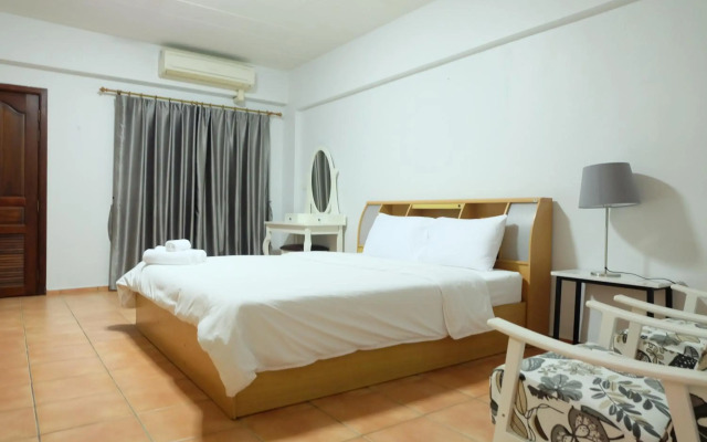Lomsabai Apartments