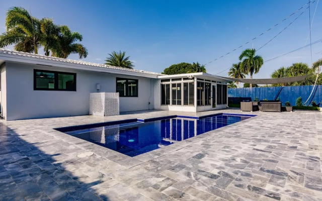 Modern Spacious Home With Pool Jacuzzi