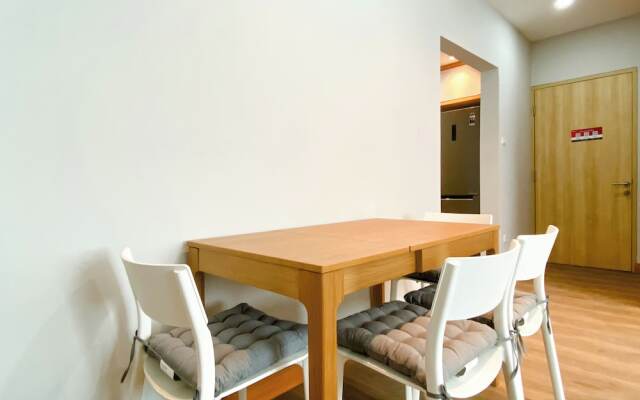 Comfort 2Br At Crown Court Executive Condominium Apartment