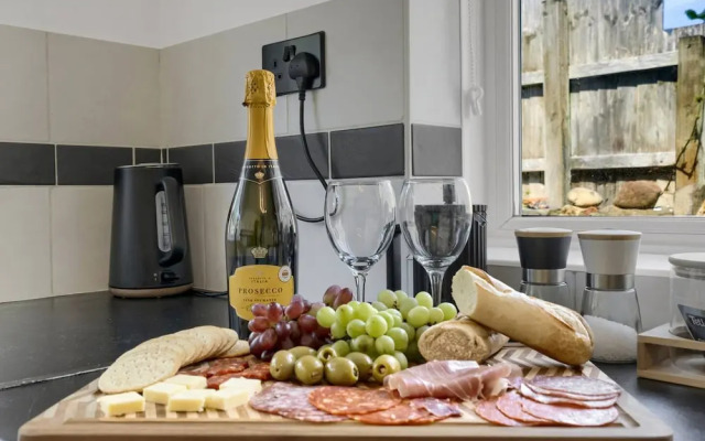 Central Chic - Huge Home - Free Wifi