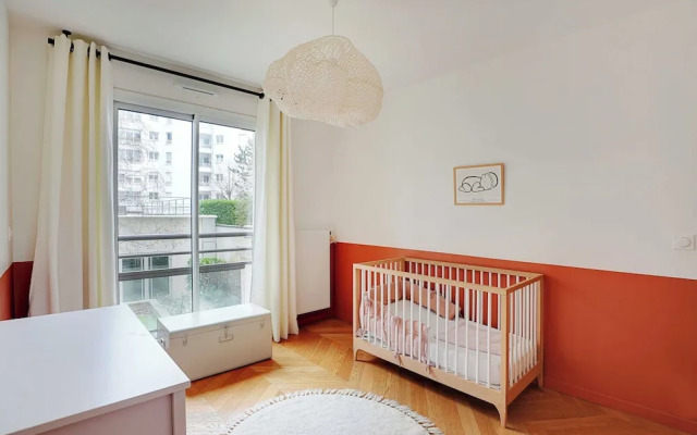 Modern, Spacious Apartment Just Outside Paris