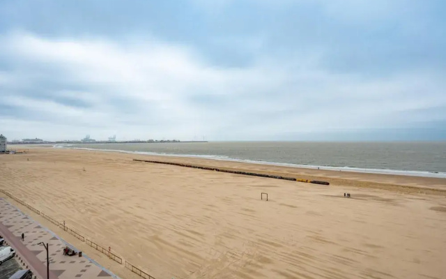 Spacious 9-guest Knokke Apt